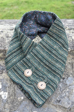 Load image into Gallery viewer, Green stripe button scarf
